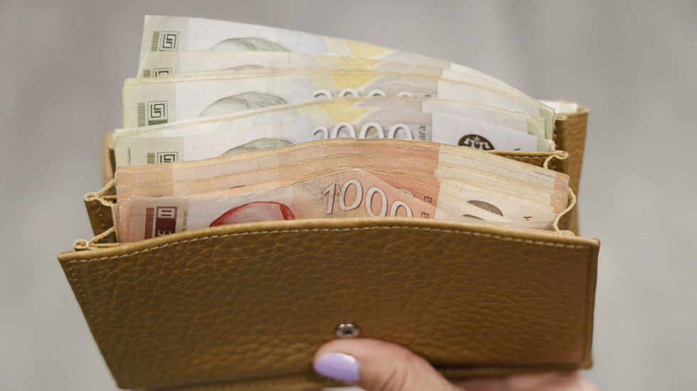 Plate programera četvorostruko veće od onih u uslužnim delatnostima: Zarađivali u maju prosečno 286.722 dinara