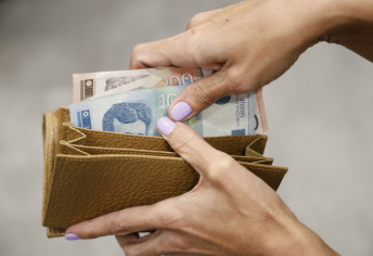 RZS: Prosečna neto plata za mart u Srbiji 121.650 dinara, najplaćeniji programeri i duvandžije