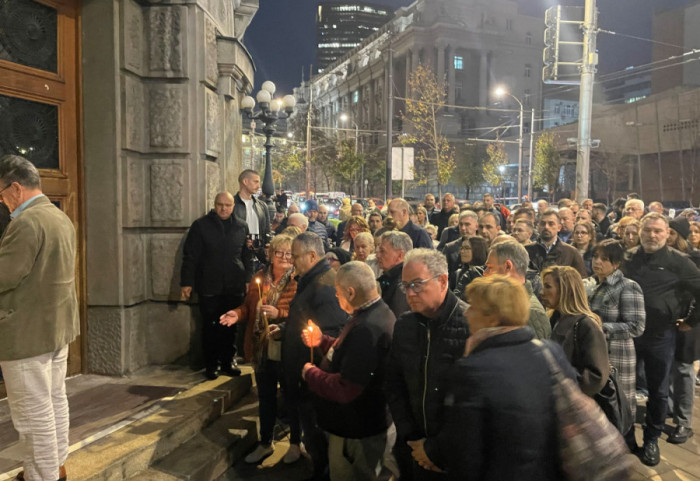 (FOTO) Predstavnici opozicije palili sveće ispred Vlade Srbije: "Četvrti je dan, a još niko nije uhapšen"