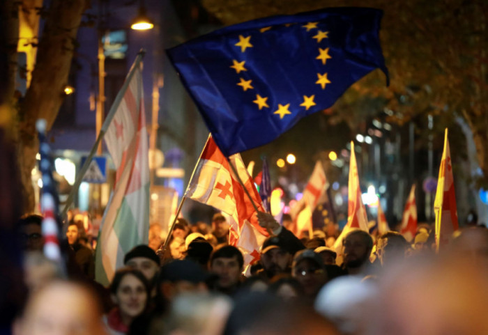 (FOTO) Protesti u Tbilisiju: Hiljade demonstranata na ulicama zbog navodne izborne prevare vladajuće stranke