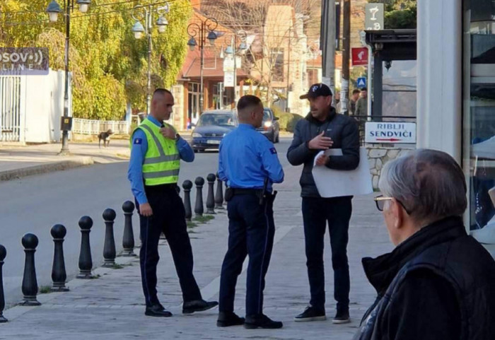 Plakati podrške Trampu u Leposaviću, policija ih cepala