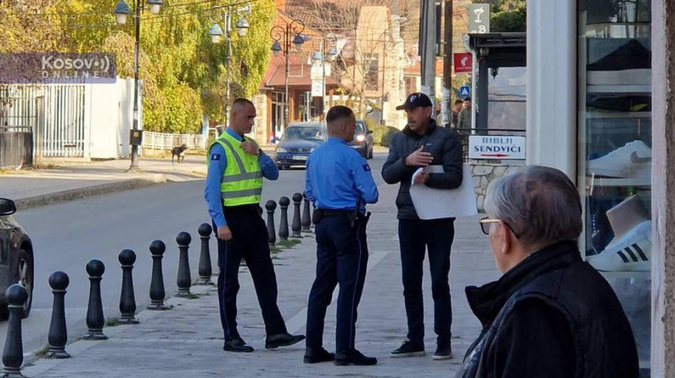 Plakati podrške Trampu u Leposaviću, policija ih cepala