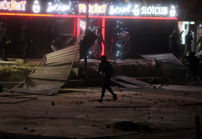 Osam osoba uhapšeno, identifikovano 12 počinilaca krivičnih dela na protestu u Novom Sadu