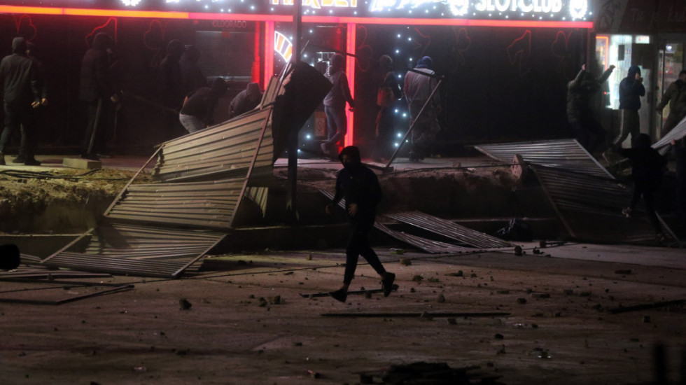 Osam osoba uhapšeno, identifikovano 12 počinilaca krivičnih dela na protestu u Novom Sadu