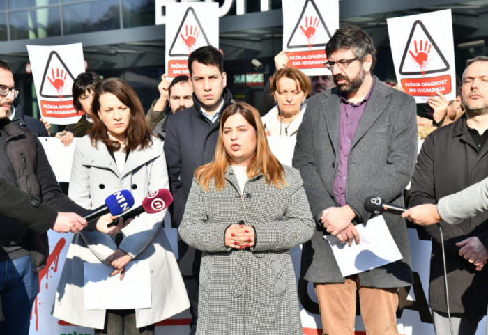 (FOTO) Na izlogu prostorija ZLF u Nišu osvanuli grafiti sa fašističkim simbolima