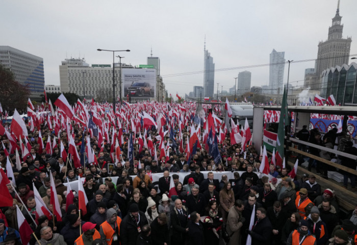 (FOTO) Desetine hiljada pristalica desnice na ulicama Varšave: Transparenti protiv Ukrajine i EU