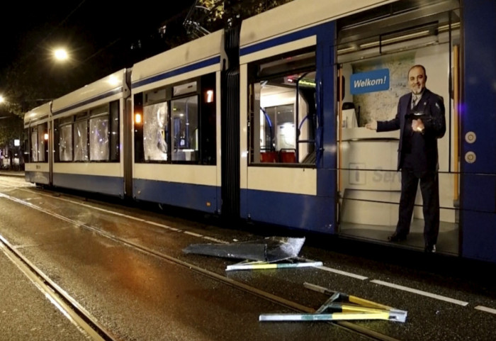 Tenzije u Amsterdamu: Desetine huligana zapalile tramvaj, broj uhapšenih se povećava