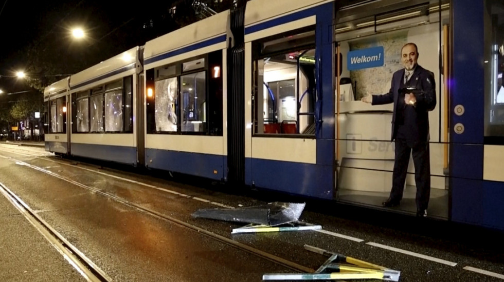 Tenzije u Amsterdamu: Desetine huligana zapalile tramvaj, broj uhapšenih se povećava