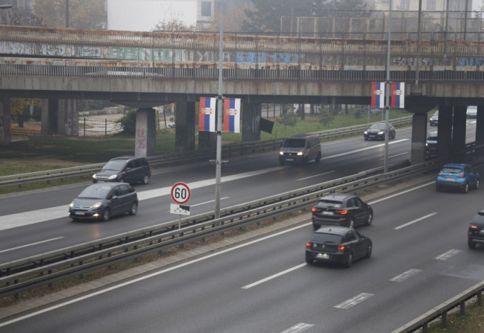 AMSS: Zbog tankog leda na putevima vozačima se savetuje oprezna vožnja