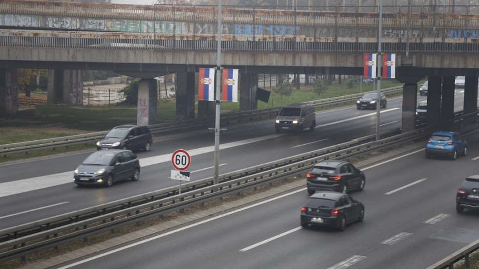 AMSS: Zbog tankog leda na putevima vozačima se savetuje oprezna vožnja