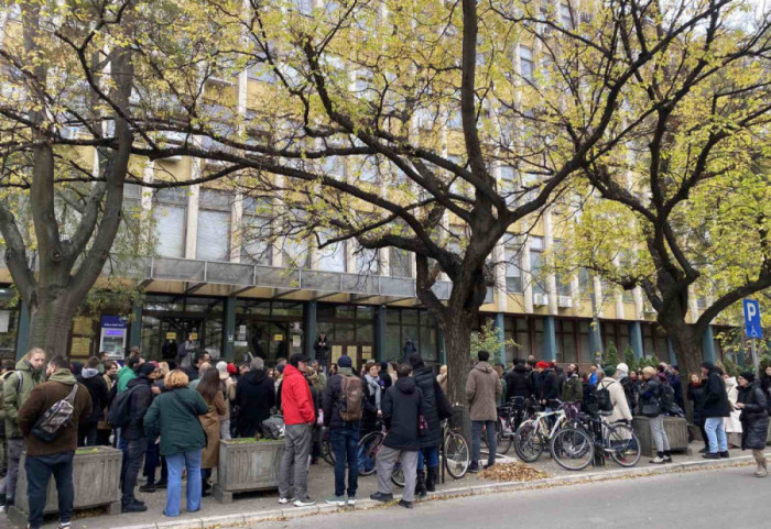 (VIDEO) Aplauz za uhapšenog studenta Akademije umetnosti: Skup podrške Relji Stojanoviću