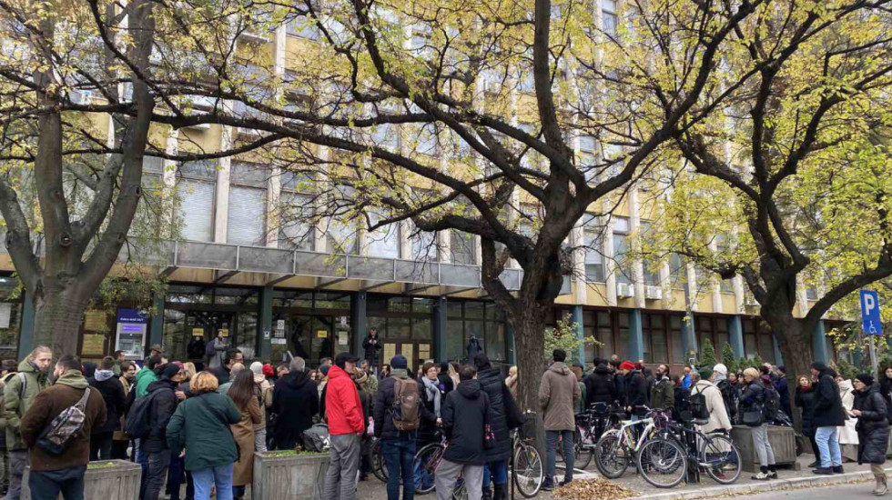 (VIDEO) Aplauz za uhapšenog studenta Akademije umetnosti: Skup podrške Relji Stojanoviću