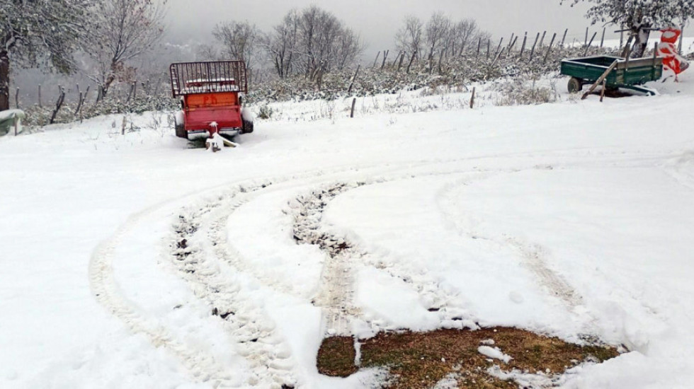 (FOTO) Zabelelo se u Prijepolju i Novoj Varoši: Pada sneg u Srbiji