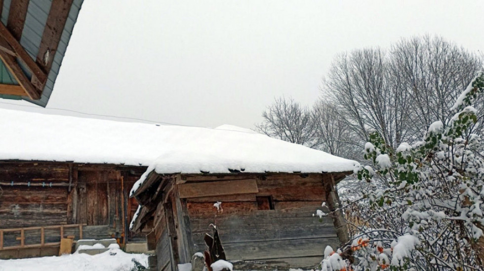 Sneg i jaki udari vetra u Ulcinju, domaćinstva ostala bez struje, na snazi crveni i narandžasti meteoalarm