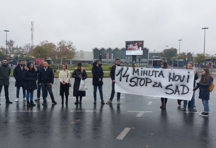 (FOTO/VIDEO) Novi Sad je stao na 14 minuta, akcija i u Beogradu: Sećanje na žrtve na Železničkoj stanici