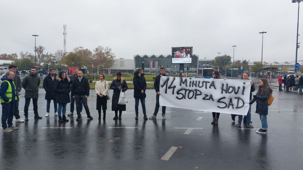 (FOTO/VIDEO) Novi Sad je stao na 14 minuta, akcija i u Beogradu: Sećanje na žrtve na Železničkoj stanici