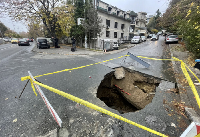 (FOTO/VIDEO) Ogromna rupa na kolovozu: Građani tvrde da se voda slivala mesec dana i da nadležni nisu reagovali