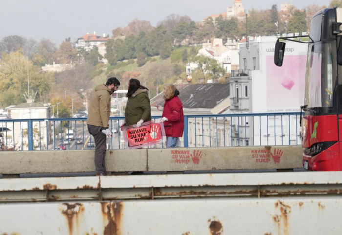 (FOTO) Aktivisti ZLF na Brankovom mostu ostavili poruke "Krvave su vam ruke", radnici "Čistoće" sve oprali