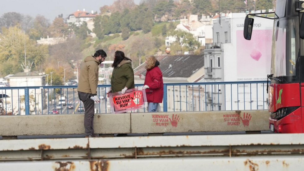 (FOTO) Aktivisti ZLF na Brankovom mostu ostavili poruke "Krvave su vam ruke", radnici "Čistoće" sve oprali