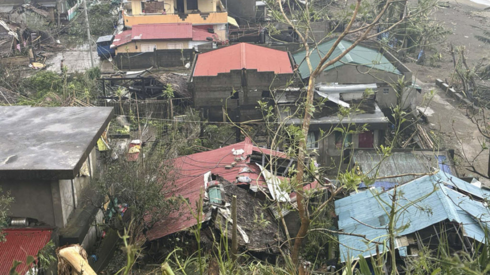 (FOTO) Meteorolozi upozorili na katastrofalne posledice: Tajfun pogodio Filipine, evakuisano više stotina hiljada ljudi