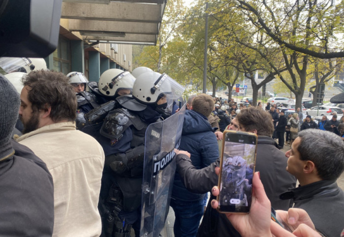 (FOTO/VIDEO) Odblokirana zgrada suda u Novom Sadu: Koškanje policije i predstavnika opozicije, nova blokada u sredu