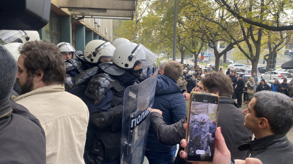 (FOTO/VIDEO) Odblokirana zgrada suda u Novom Sadu: Koškanje policije i predstavnika opozicije, nova blokada u sredu