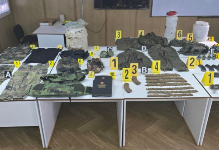 Kosovska policija u Zvečanu našla veću količinu oružja, municije i vojne uniforme u tri plastična bureta