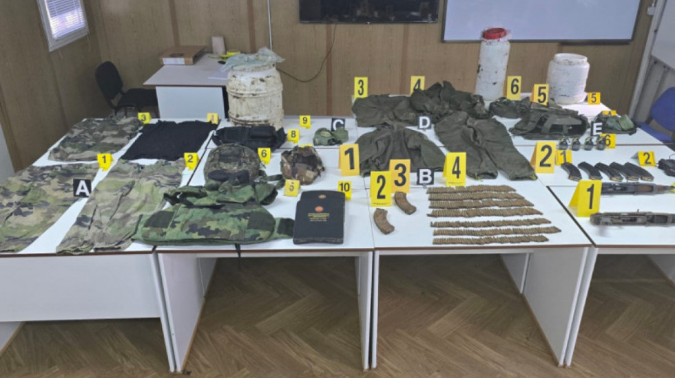 Kosovska policija u Zvečanu našla veću količinu oružja, municije i vojne uniforme u tri plastična bureta