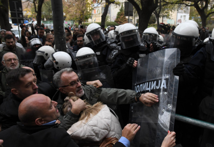 (FOTO/VIDEO) Guranje policije i opozicije ispred suda u Novom Sadu, poslanicima pozlilo: Nova blokada u četvrtak