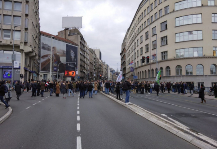 Aktivisti na 45 minuta blokirali Brankov most, pa pozvali građane na Stari savski most i novi protest ispred RTS