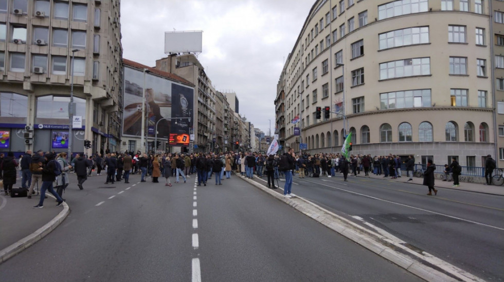 Aktivisti na 45 minuta blokirali Brankov most, pa pozvali građane na Stari savski most i novi protest ispred RTS