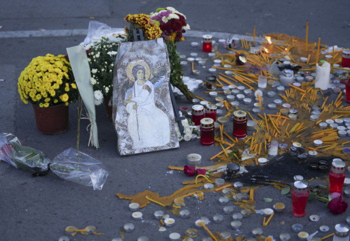(FOTO/VIDEO) Pola godine od tragedije: Novosadski zborovi građana i studenti odaju poštu stradalima u padu nadstrešnice