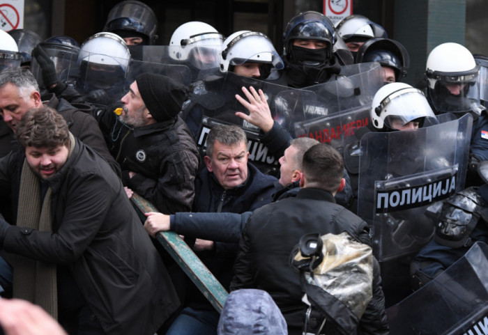 (FOTO/VIDEO) Treći dan blokade novosadskog suda i tužilaštva: Dupli broj policije, guranje s opozicijom, oštećena zgrada