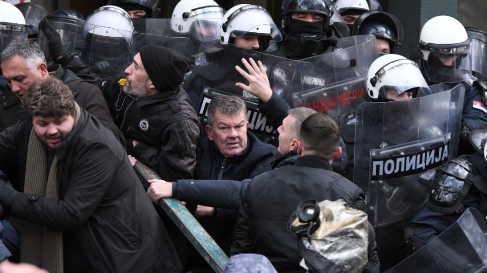 (FOTO/VIDEO) Treći dan blokade novosadskog suda i tužilaštva: Dupli broj policije, guranje s opozicijom, oštećena zgrada