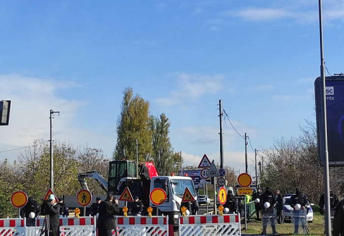 (FOTO/VIDEO) "Potisnuti da, slomljeni ne!": Miketić objavio da je "policija rasterala aktiviste" sa Starog savskog mosta