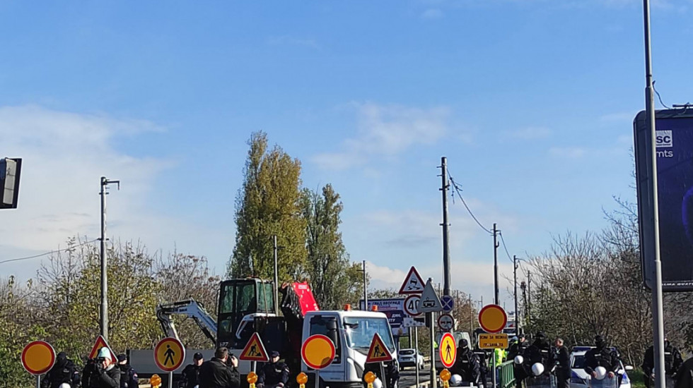 (FOTO/VIDEO) "Potisnuti da, slomljeni ne!": Miketić objavio da je "policija rasterala aktiviste" sa Starog savskog mosta