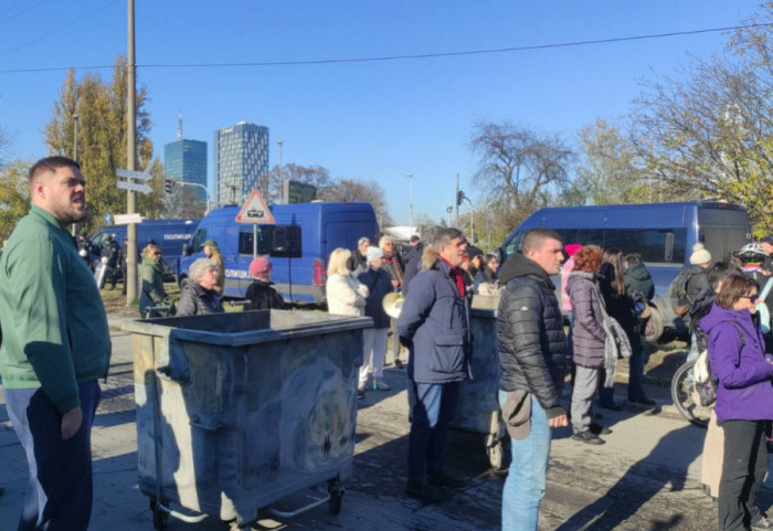 Građani ponovo protestovali zbog rušenja Starog savskog mosta, jake policijske snage obezbeđivale izvođenje radova