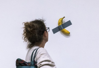 Ukradena najvrednija banana na svetu iz muzeja u Francuskoj, slučaj prijavljen policiji