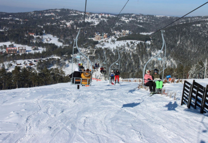 Vlasnici sezonskih ski karata u Srbiji mogu besplatno da skijaju u Crnoj Gori i obratno