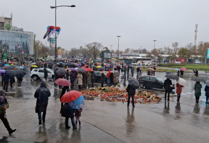 (FOTO/VIDEO) Sve je stalo na 15 minuta: Građani odali počast žrtvama tragedije u Novom Sadu