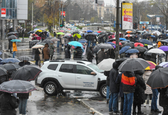 (FOTO/VIDEO) Akcija "Zastani Srbijo" u više mesta: Građani odali počast žrtvama tragedije u Novom Sadu