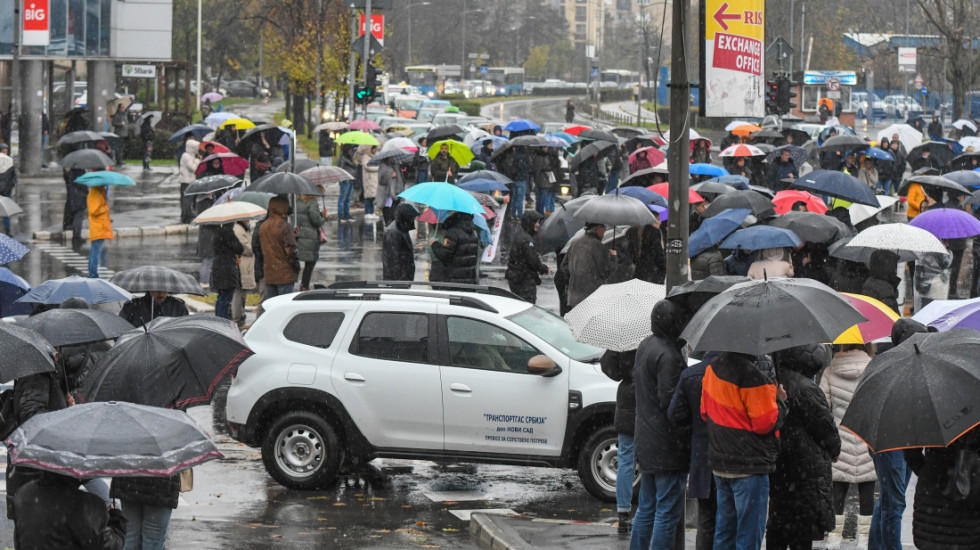 (FOTO/VIDEO) Akcija "Zastani Srbijo" u više mesta: Građani odali počast žrtvama tragedije u Novom Sadu