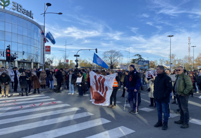 (FOTO/VIDEO) Građani Novog Sada u protestnoj šetnji od Železničke stanice ka Mostu slobode