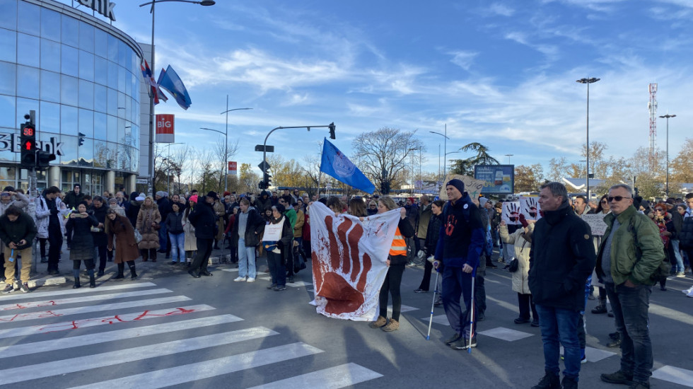 (FOTO/VIDEO) "Krvave su vam ruke": Blokada u Novom Sadu zbog pogibije 15 ljudi na Železničkoj stanici