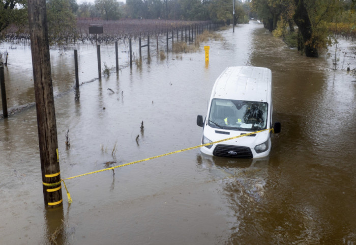 Poplave u Britaniji, poginulo najmanje troje: Automobili, putevi i kuće poplavljeni, meštani evakuisani