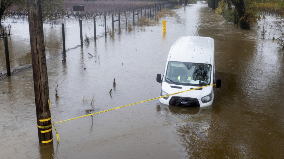 Poplave u Britaniji, poginulo najmanje troje: Automobili, putevi i kuće poplavljeni, meštani evakuisani