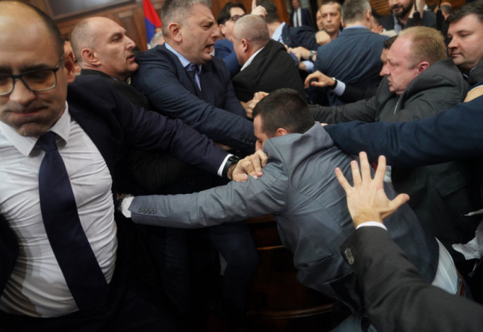 (FOTO/VIDEO) Incidenti na sednici Skupštine Srbije: Potukli se poslanici vlasti i opozicije