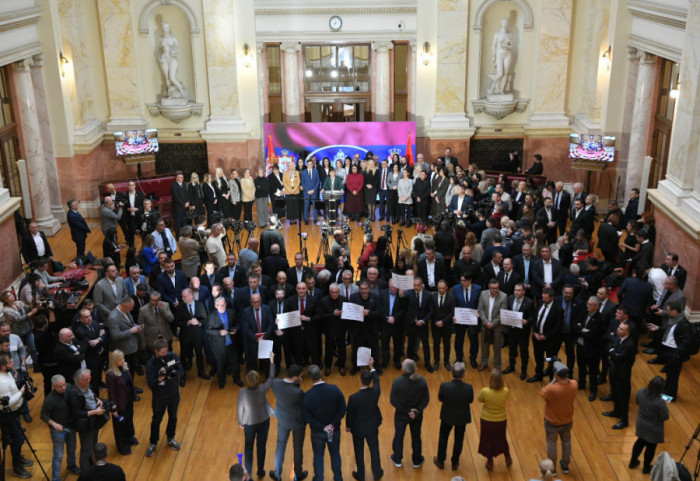 (FOTO/VIDEO) Poslanici opozicije ometali obraćanje Brnabić, koja ih je optužila da su iščupali mikrofone i slomili ekran