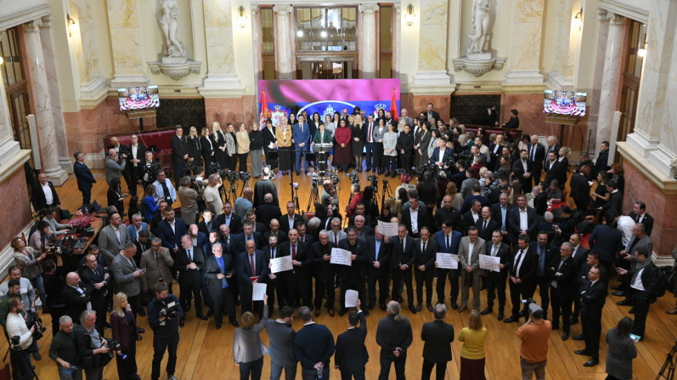 (FOTO/VIDEO) Poslanici opozicije ometali obraćanje Brnabić, koja ih je optužila da su iščupali mikrofone i slomili ekran