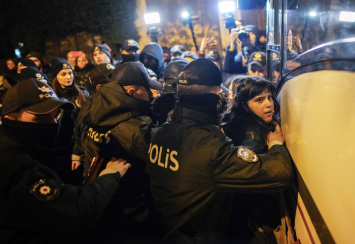 (FOTO) Privedeni demonstranti u Istanbulu na mitingu za prava žena, ubijeno više od 400 tokom ove godine